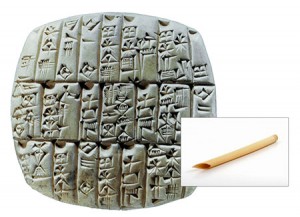 Tablilla con escritura cuneiforme y cálamo